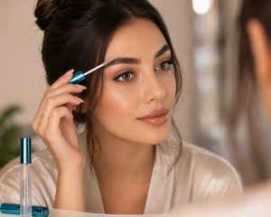 ژل ابروی اصل گابرینی با ترکیبات موثر خود از عمق ریشه، تارهای ابرو را حالت می دهد. 