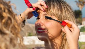 ریمل میرادور نارنجی روی چشم مدل - حجم‌دهی فوق‌العاده و پرپشتی مژه‌ها
